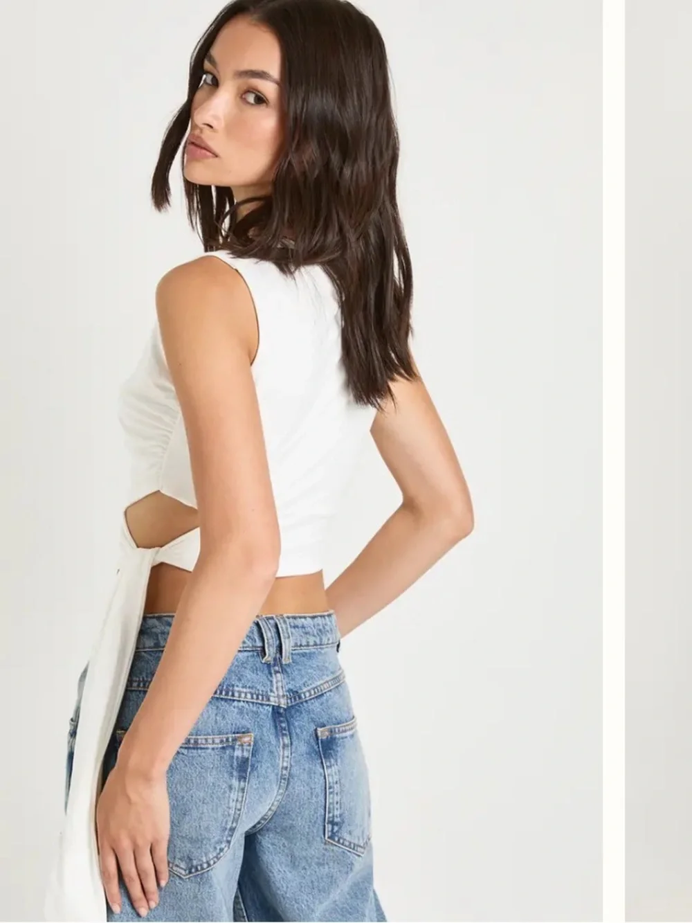 PrettyLittleThing White Tie-Front Sleeveless Crop Top